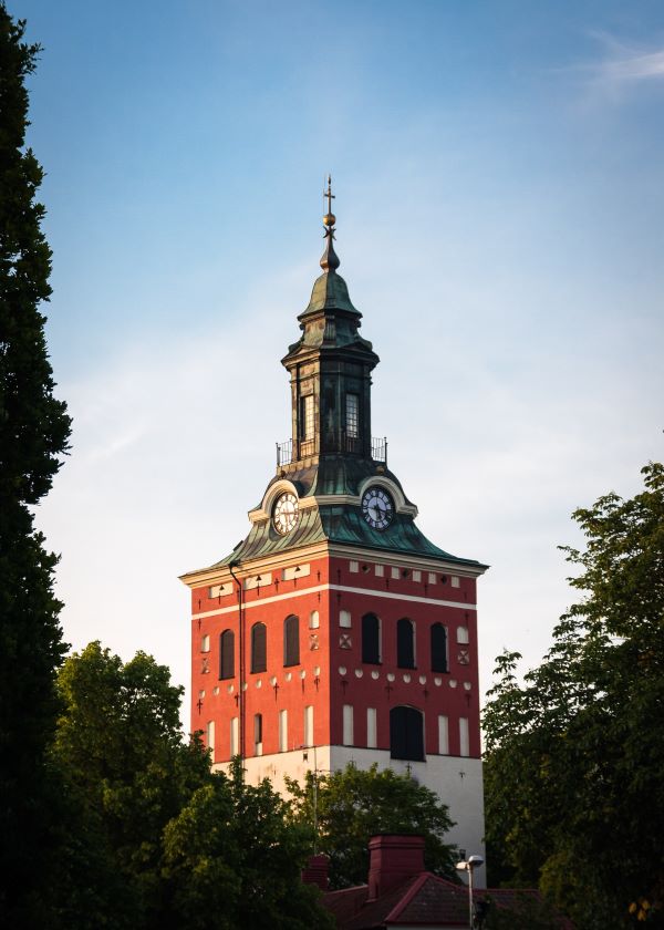 Kristina kyrka i solljus.